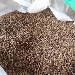 Haapapelletti 8 mm 500 kg säkeissä. Hinta 260 euroa tonni. Minimitilaus 24 tonnia.